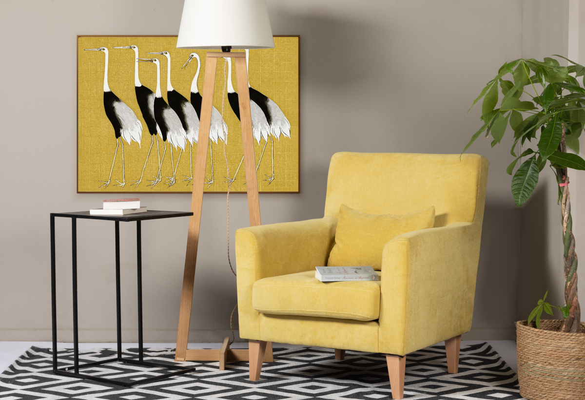 Απεικονίζεται η πολυθρόνα τοποθετημένη σε γκρι background με κίτρινο πίνακα. 